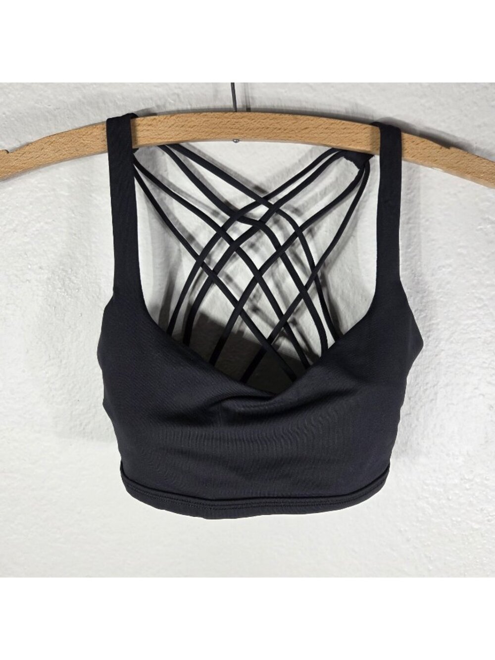 Lululemon Free To Be Bra Wild Luxtreme Size 6 Black Sport Bra CrossBack Straps